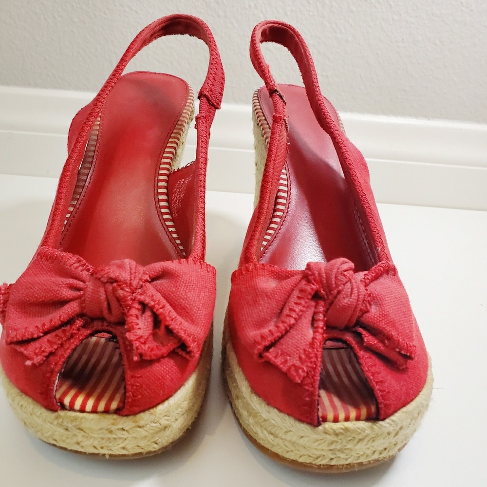 🌵MIA red wedges. 19,A,8/25